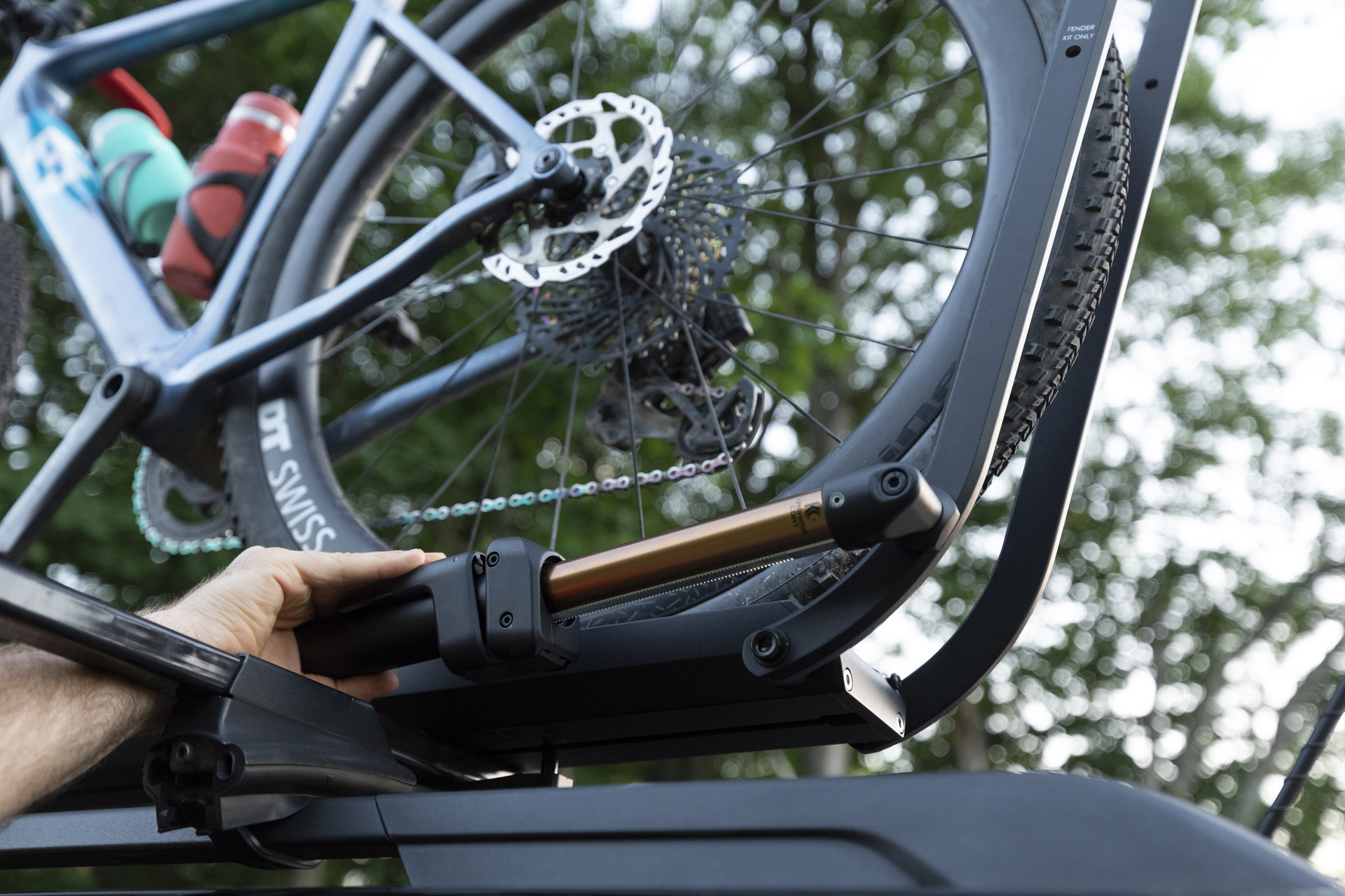 Kuat Piston SR Dual Ratchet with Kashima - 1 Bike - Sandy Black 2 Kuat Piston SR Dual Ratchet with Kashima - 1 Bike - Sandy Black - Image 2